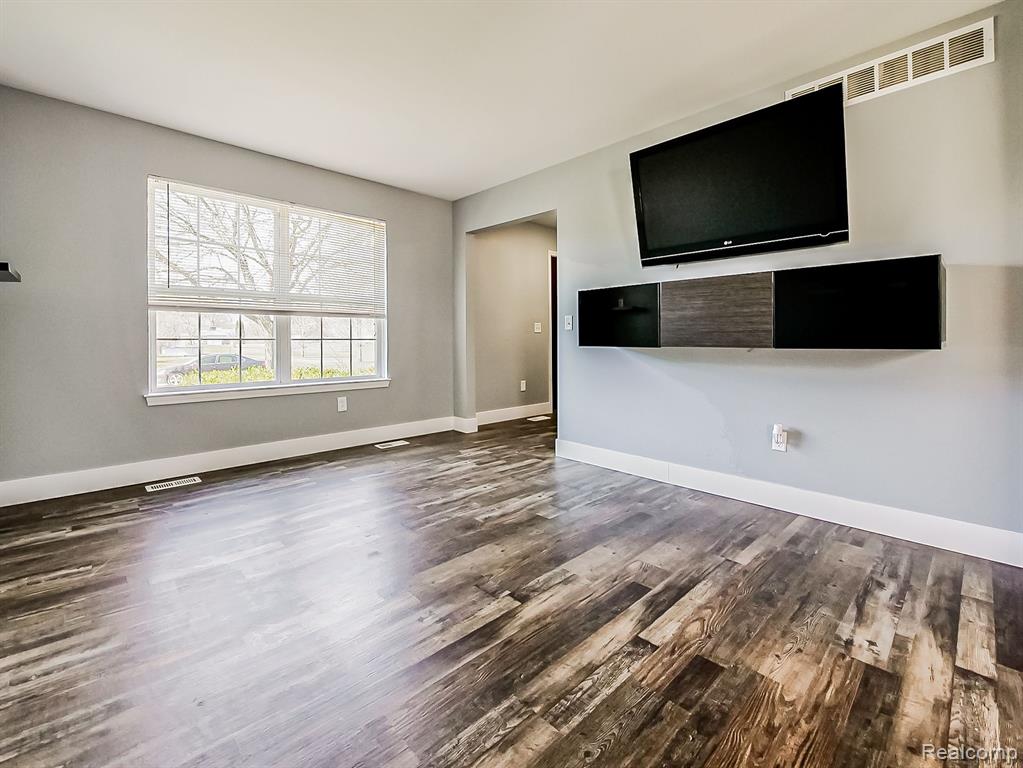 9366 HURON PARK Drive, Brighton, MI 48116 — Photo 3