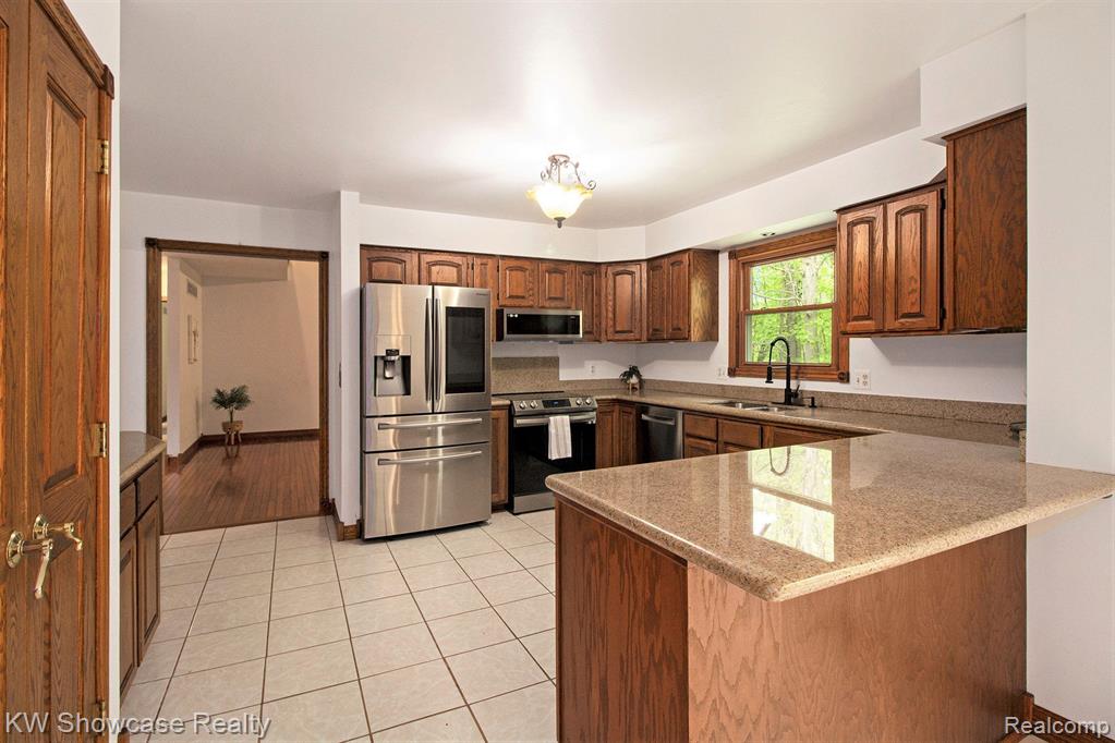 10281 GREENBRIER, Brighton, MI 48114 — Photo 12