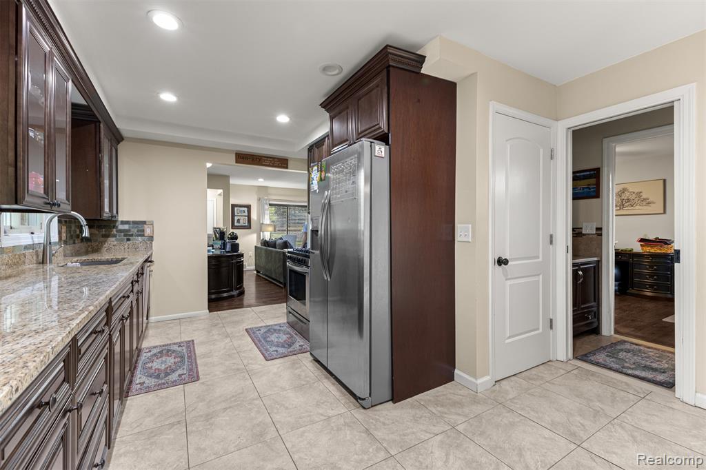 8570 Rockland Street, Dearborn Heights, MI 48127 — Photo 19