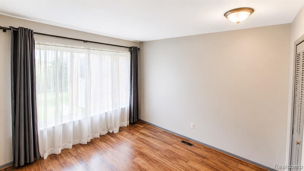 50126 Helfer, Wixom, MI 48393 — Photo 11