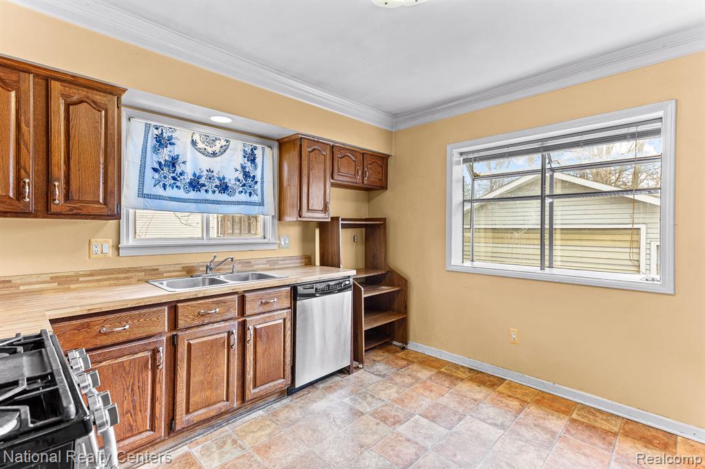 426 E KENILWORTH Avenue, Royal Oak, MI 48067 — Photo 9