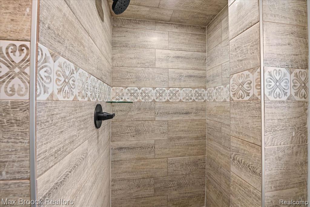 1449 Oakwood Street, Sylvan Lake, MI 48320 — Photo 16