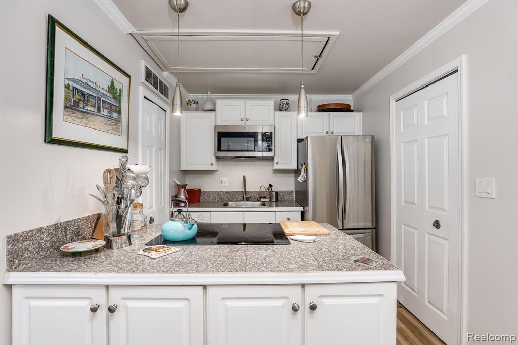 626 E Windemere Avenue, Royal Oak, MI 48073 — Photo 8