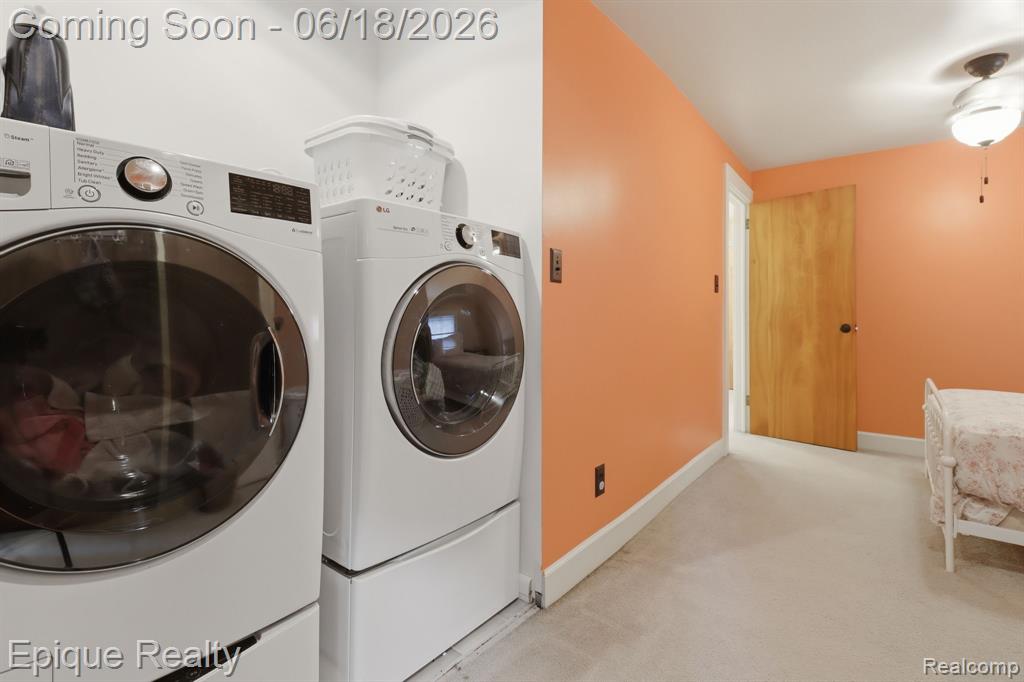 21085 Metroview Road, Farmington, MI 48335 — Photo 33