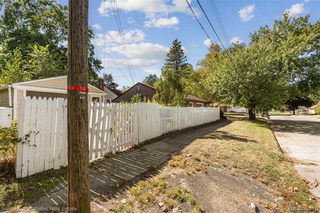 7568 Hazelton Street, Dearborn Heights, MI 48127 — Photo 21