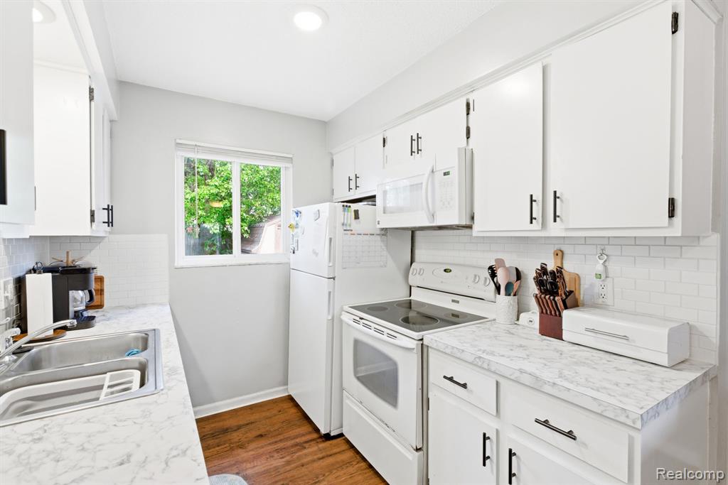 625 S 11th Street, St. Clair, MI 48079 — Photo 9