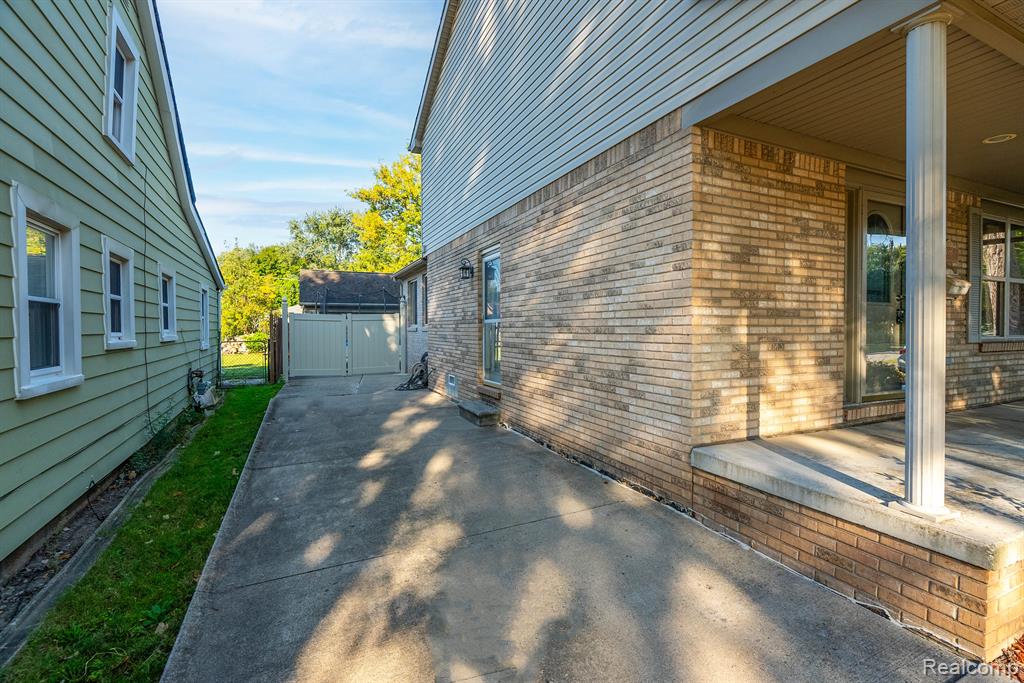 4166 BEDFORD Street, Dearborn Heights, MI 48125 — Photo 16