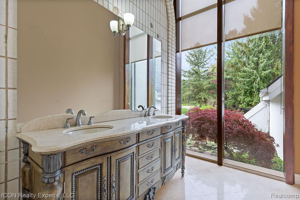 5215 DEER RUN Circle, Orchard Lake Village, MI 48323 — Photo 5