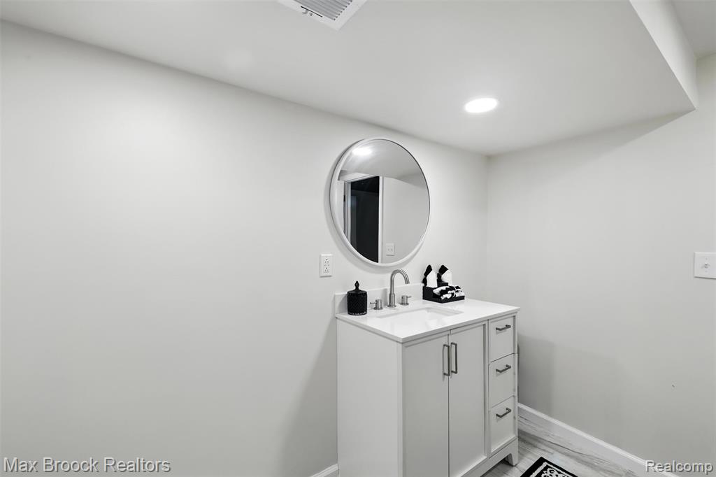 5561 Delmas Road, Clarkston, MI 48348 — Photo 41