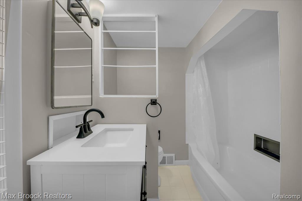 18560 Wiltshire Boulevard, Lathrup Village, MI 48076 — Photo 19