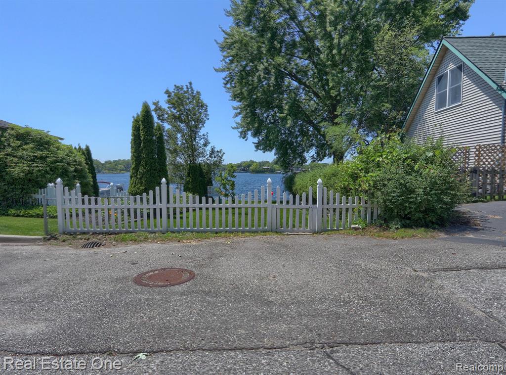 643 DETROIT Avenue, Lake Orion, MI 48362 — Photo 21