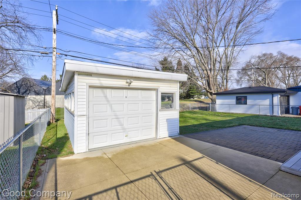 1303 Sycamore Drive, Rochester Hills, MI 48307 — Photo 44