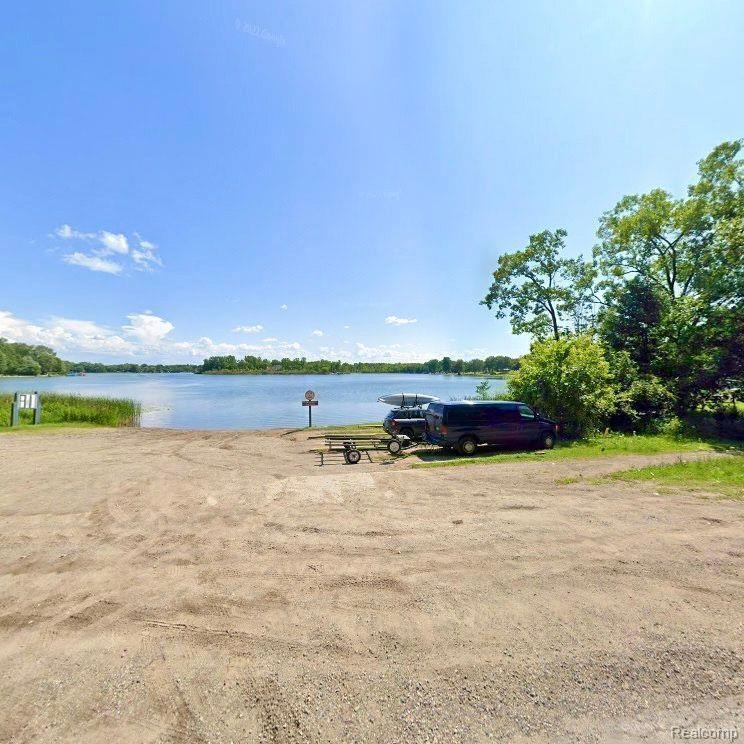 5145 OAKCLIFF Drive, Waterford, MI 48327 — Photo 26