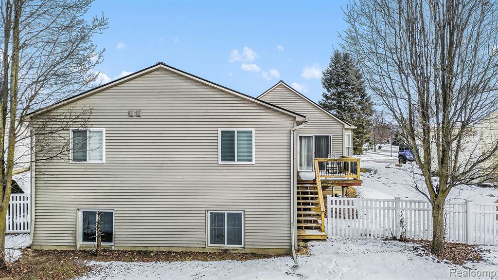 978 WATER VIEW Lane, Fenton, MI 48430 — Photo 18