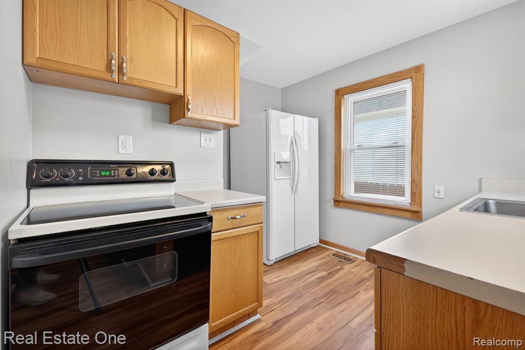 466 Spruce Street, Wyandotte, MI 48192 — Photo 12