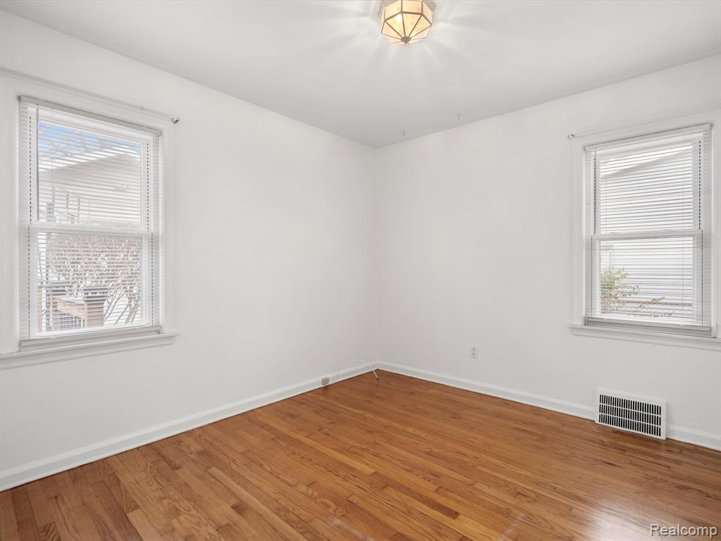 829 N REMBRANDT Avenue, Royal Oak, MI 48067 — Photo 9