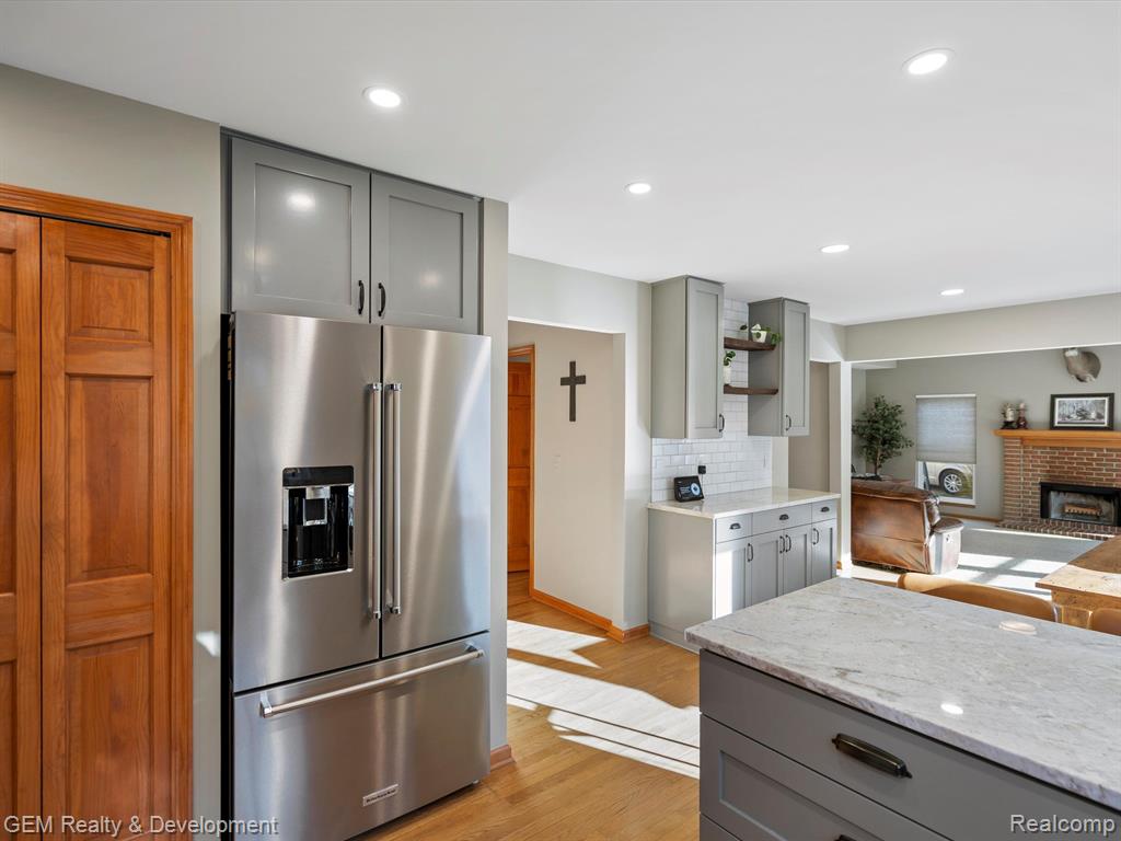 4163 DELPHINE Drive, Wixom, MI 48393 — Photo 4