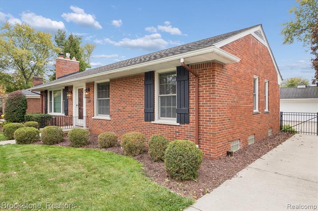 16951 Locherbie Avenue, Beverly Hills, MI 48025 — Photo 4