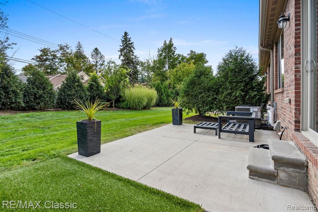42456 GATEWAY Drive, Plymouth, MI 48170 — Photo 6