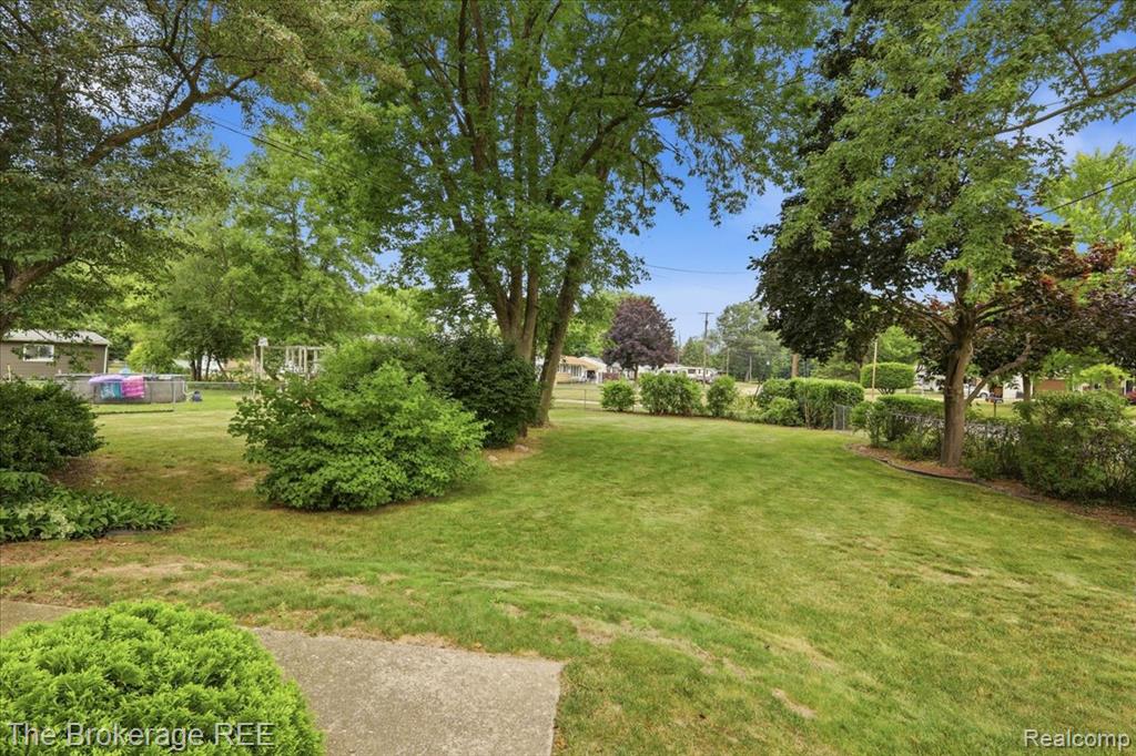 4375 Esta Drive, Flint, MI 48506 — Photo 8