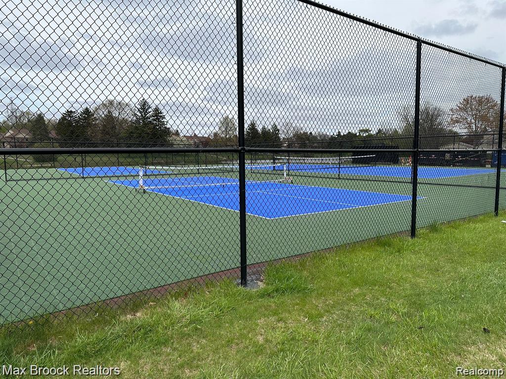 4231 Foxpointe Drive, West Bloomfield, MI 48323 — Photo 4