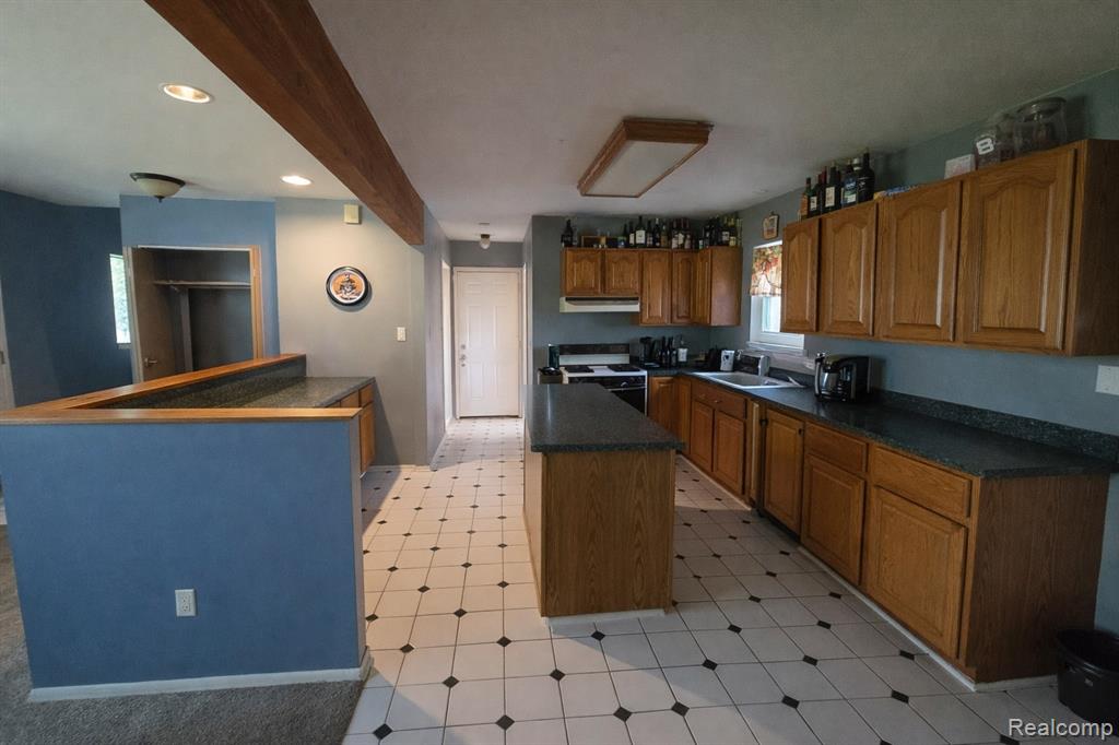 5969 Pleasant Drive, Waterford, MI 48329 — Photo 6