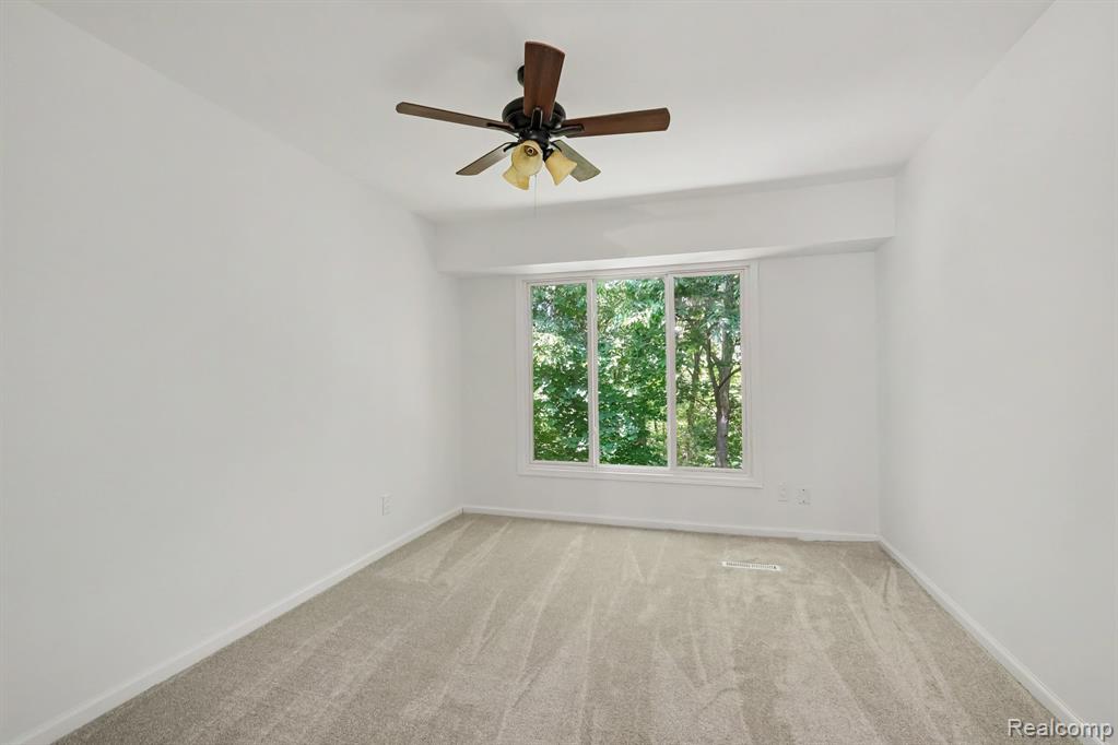 2056 Walden Court, Flint, MI 48532 — Photo 13