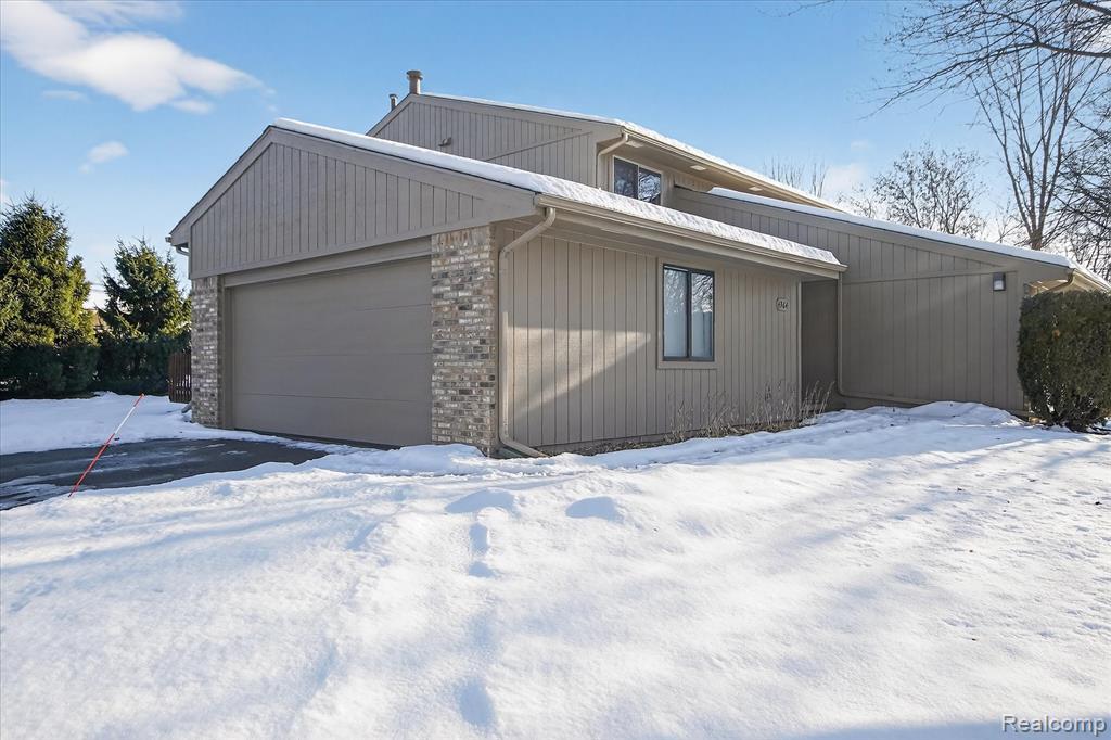 4364 S Meadow Drive, Waterford, MI 48329 — front exterior