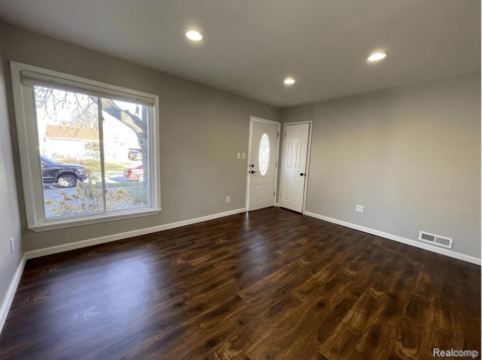 520 E KALAMA Avenue, Madison Heights, MI 48071 — Photo 3