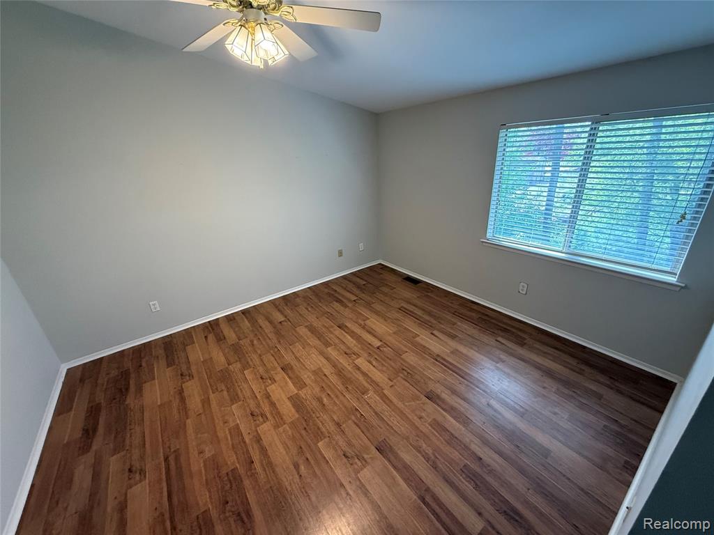 7059 Colonial Oaks Drive, Waterford, MI 48327 — Photo 36