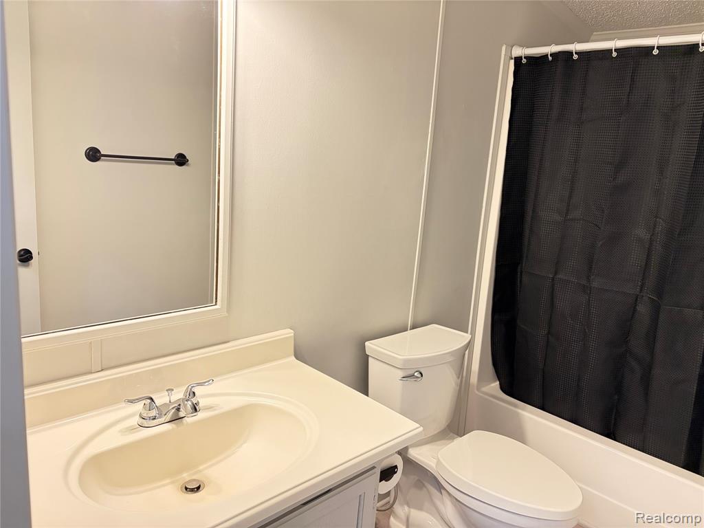 11312 N Lake Drive, Fenton, MI 48430 — Photo 17