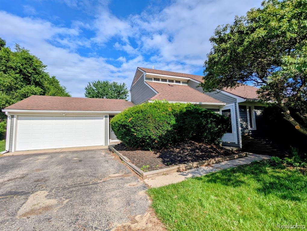 2316 Crescent Lake Road, Waterford, MI