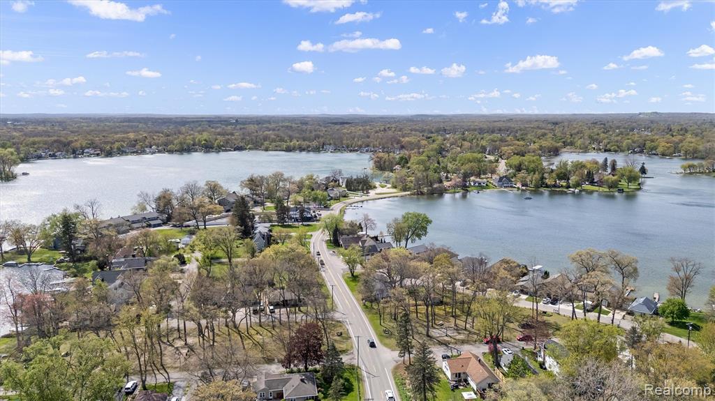 8294 Lagoon Street, Commerce Twp, MI 48382 — Photo 18