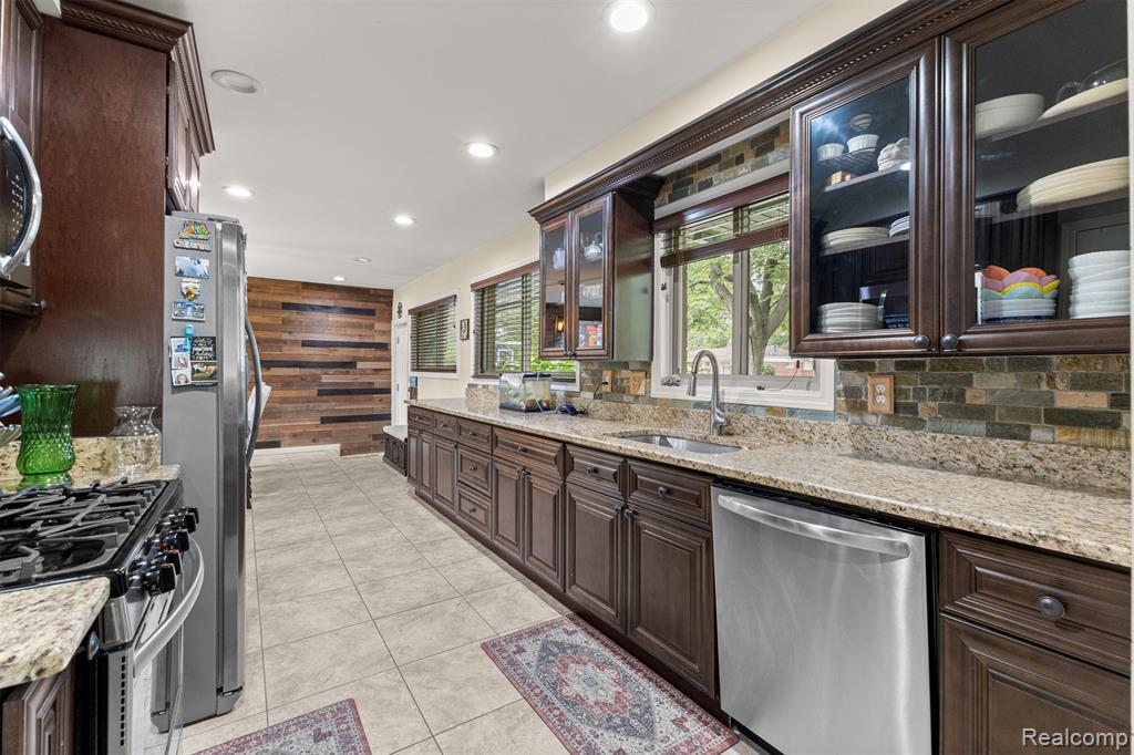 8570 Rockland Street, Dearborn Heights, MI 48127 — Photo 16
