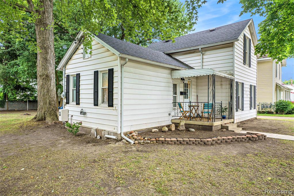 124 N Line Street, Chesaning, MI 48616 — Photo 2