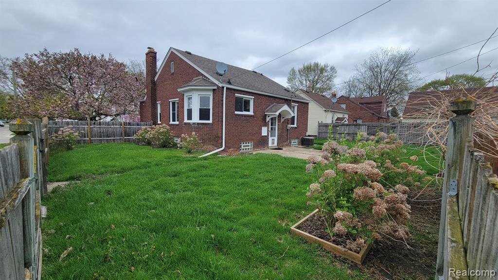 581 ANTOINE Street, Wyandotte, MI 48192 — Photo 37