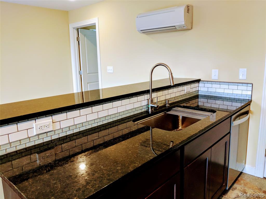 89 E EDSEL FORD FWY, Detroit, MI, 48202