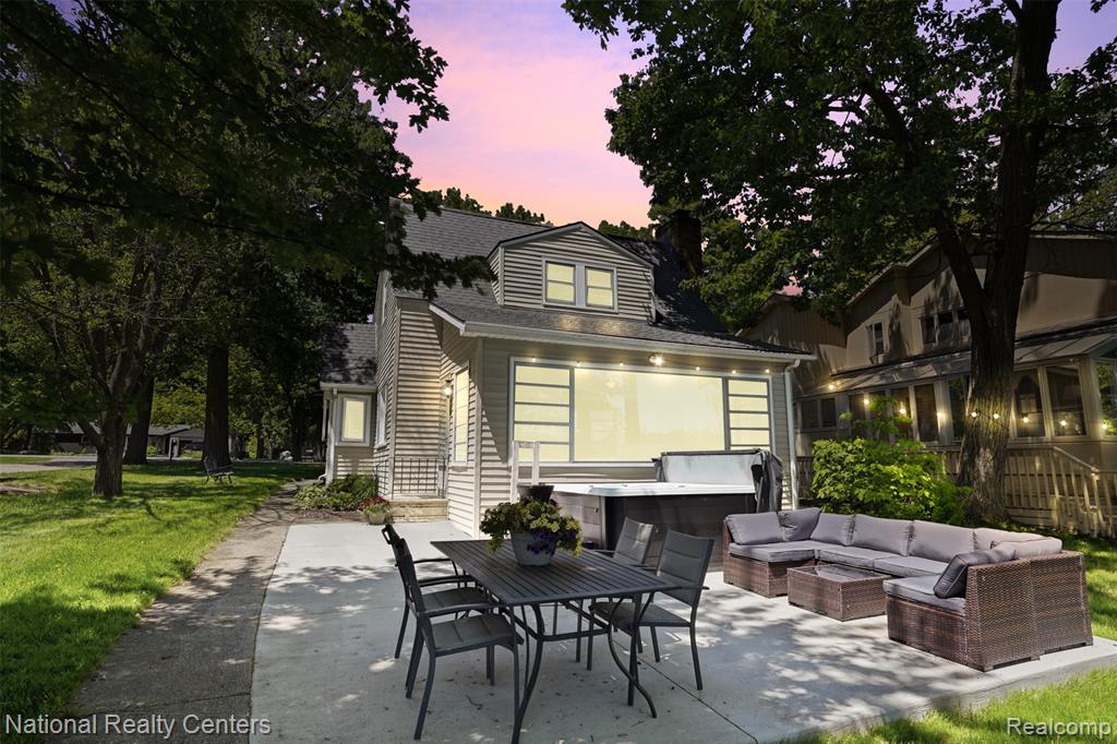 3889 Lakewood Drive, Waterford, MI 48329 — front exterior