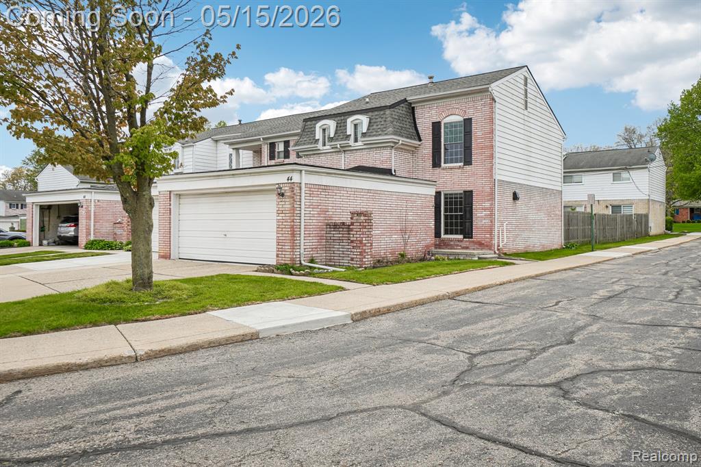 44 Stratford Lane, Rochester Hills, MI 48309 — front exterior