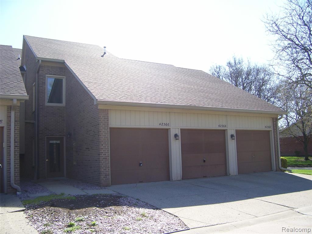 42364 Lochmoor Street, 6, Clinton Twp, MI 48038 — Photo 2
