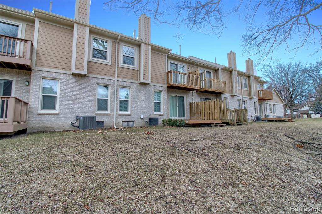 9362 EASTWIND Drive, Livonia, MI 48150 — Photo 32