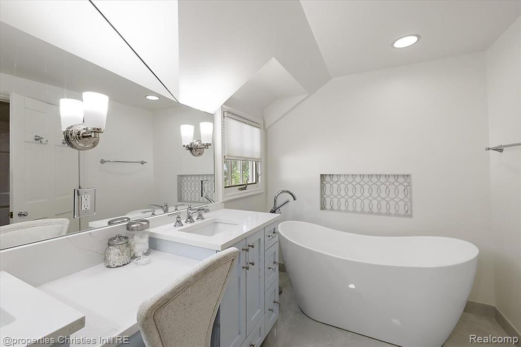 3535 Wooddale Court, Bloomfield, MI 48301 — Photo 37