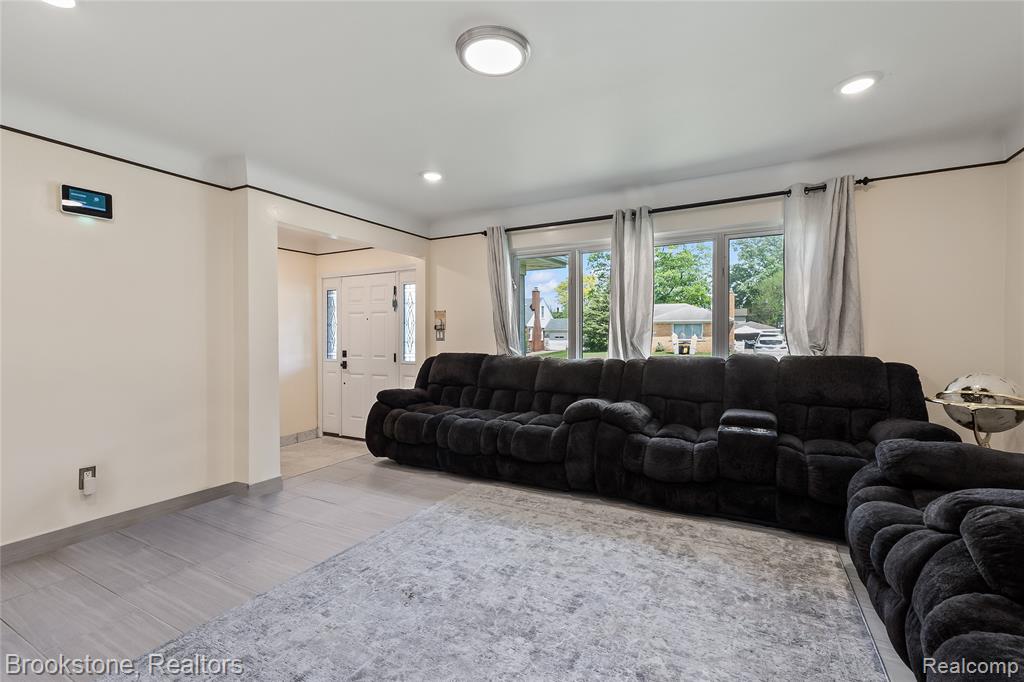 6921 Robindale Avenue, Dearborn Heights, MI 48127 — Photo 9