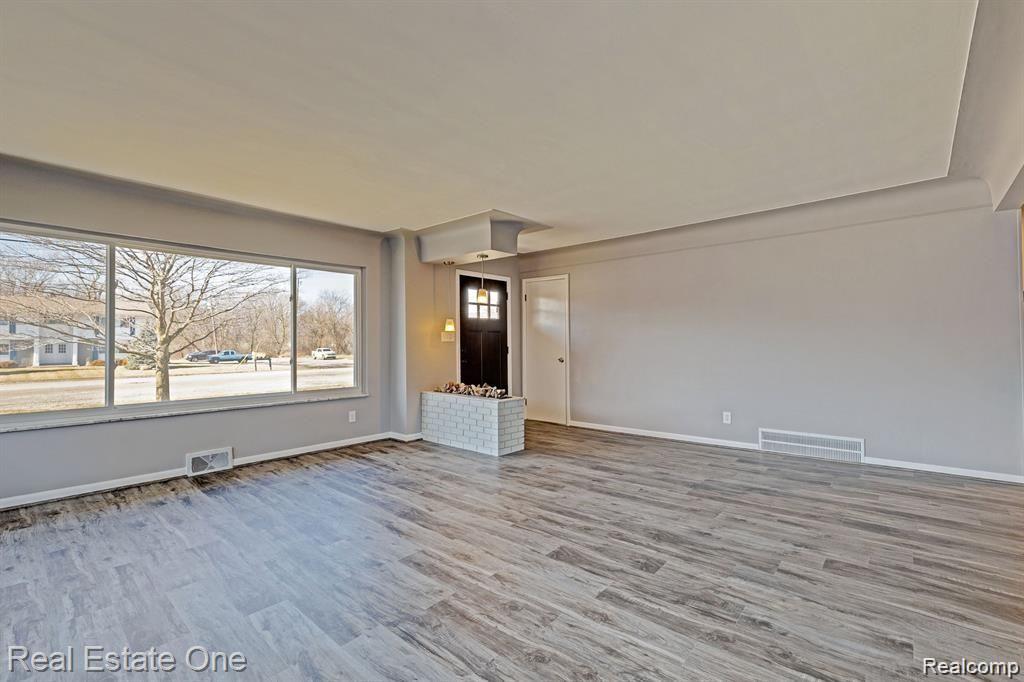 45752 JEFFERSON Avenue, Chesterfield, MI 48047 — Photo 6