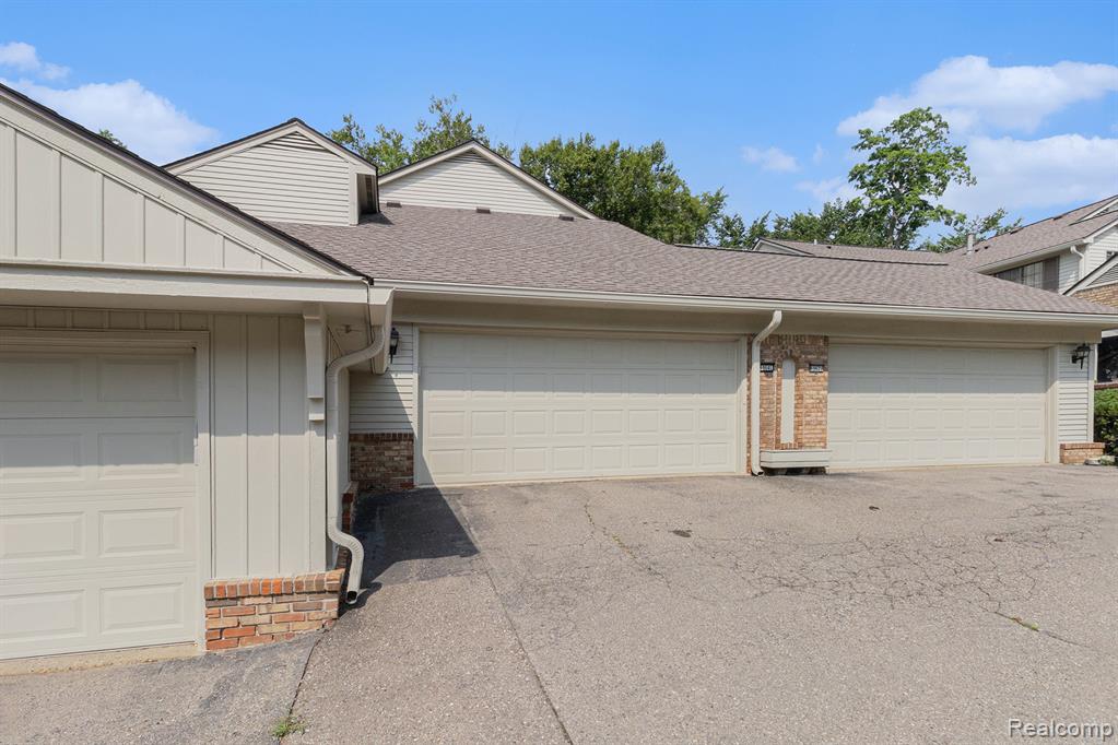 6964 Pebblecreek Woods Drive, West Bloomfield, MI — Photo 2