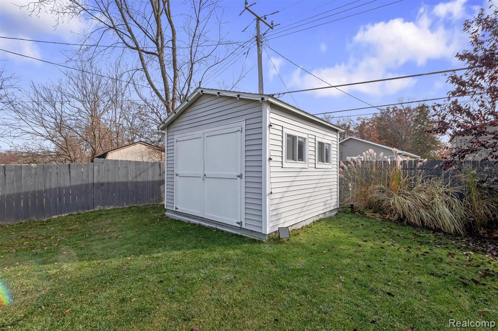 4001 Elmhurst Road, Waterford, MI 48328 — Photo 23