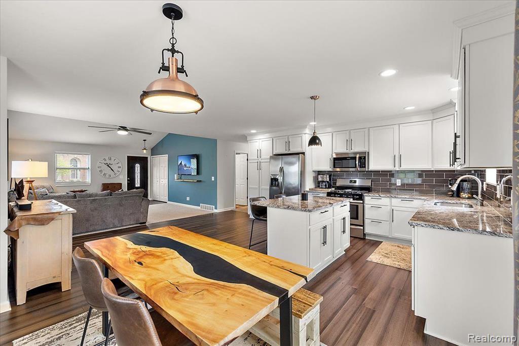 7611 Peninsula, Waterford, MI 48327 — Photo 12