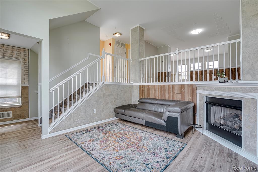 454 Old Pine Way, Walled Lake, MI 48390 — Photo 5