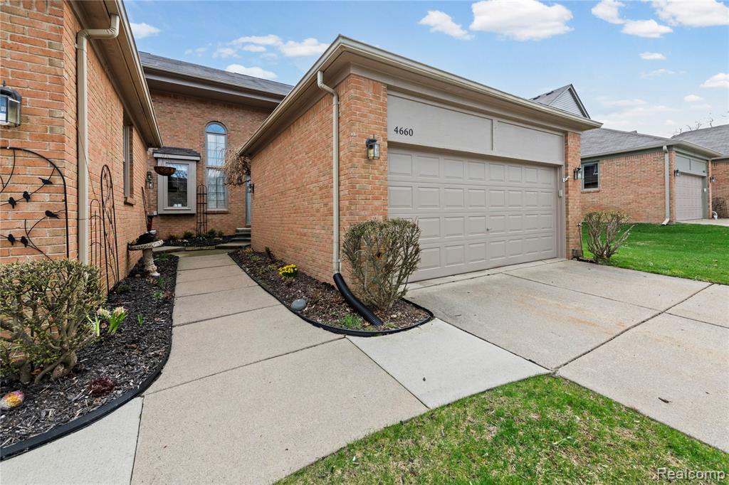 4660 Royal Cove Drive, 5, Utica, MI 48316 — Photo 2