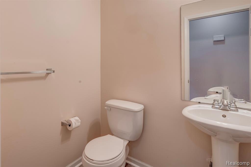 41211 N MAPLEWOOD Drive, Canton, MI 48187 — Photo 11